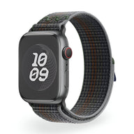 Bracelet Apple Watch en nylon, gris foncé avec motifs orange, boucle réglable, taille 38-42 mm.