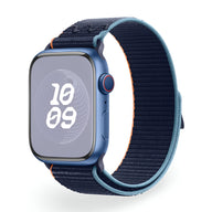 Bracelet Apple Watch en nylon bleu foncé avec bordure bleu clair, taille 38 à 42 mm.