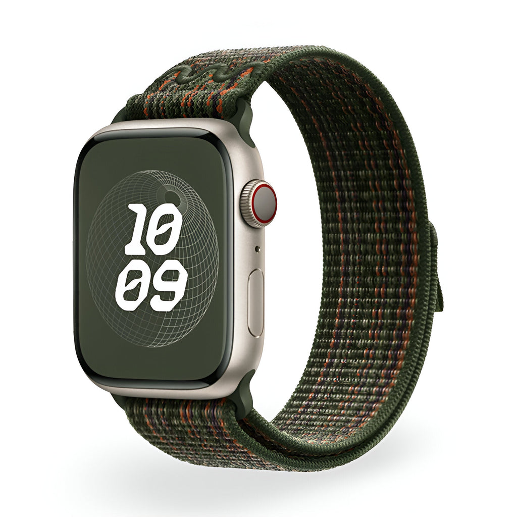 Bracelet Apple Watch en nylon vert foncé avec détails orange et boucle ajustable.