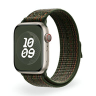 Bracelet Apple Watch en nylon vert foncé avec détails orange et boucle ajustable.
