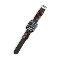 Bracelet Apple Watch Nari en nylon vert avec entrelacs rouge et noir, boucle argentée.