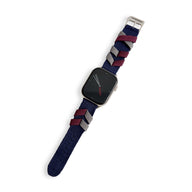Bracelet Apple Watch nylon bicolore bleu marine et bordeaux modèle Nari avec boucle argentée.