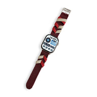 Bracelet Apple Watch nylon tricolore rouge, beige et bordeaux, modèle Nari, fermoir métallique argenté.