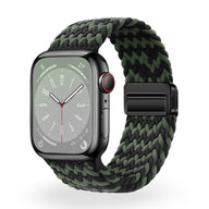 Bracelet Apple Watch en nylon tressé vert et noir pour 38 à 42 mm avec fermoir noir mat.