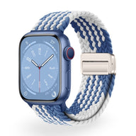 Bracelet Apple Watch en nylon tressé bleu et blanc avec boucle métallique argentée.