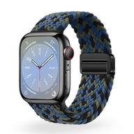 Bracelet Apple Watch en nylon tressé bleu, vert et noir avec boucle noire.