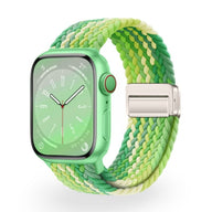 Bracelet Apple Watch nylon vert clair et vert pastel tressé, boucle métallique argentée.