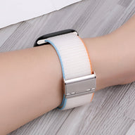 Bracelet Apple Watch en nylon blanc avec bordures bleu clair et orange, fermoir argenté.
