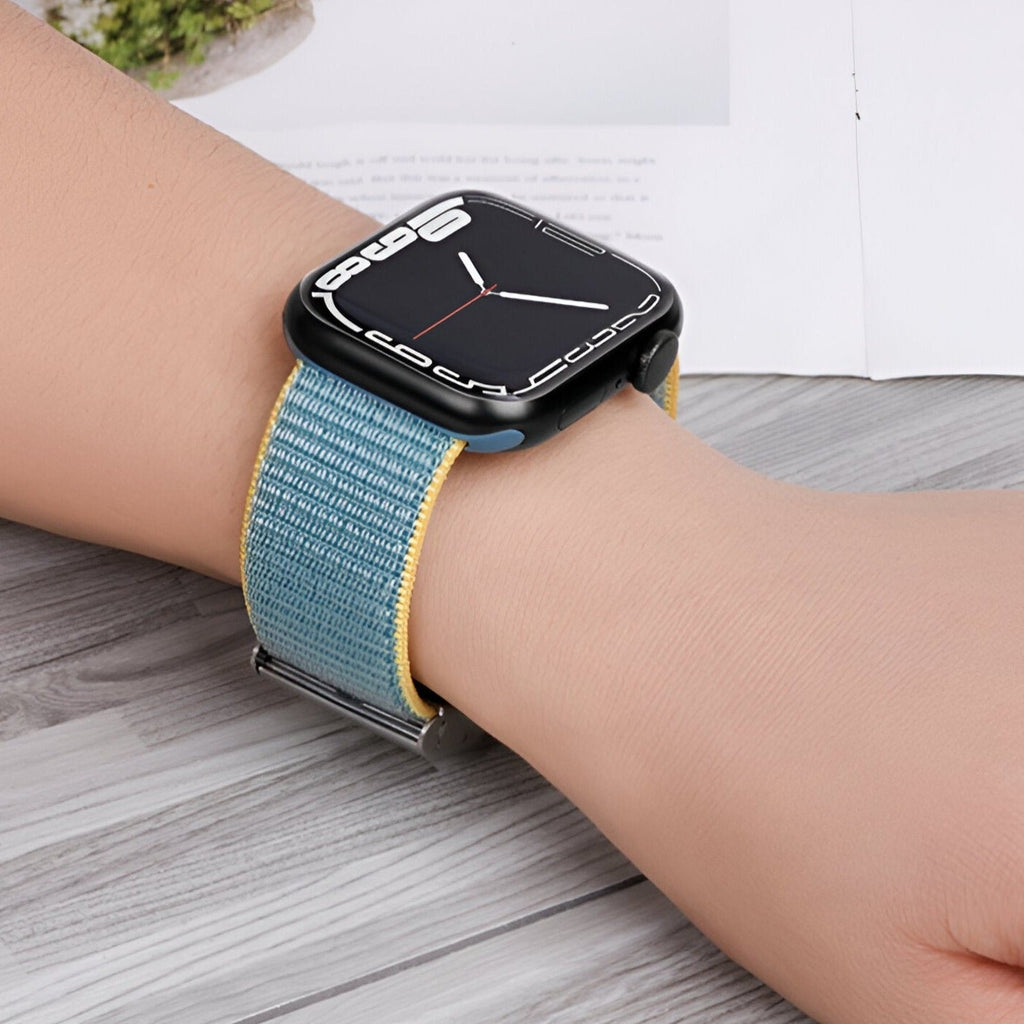 Bracelet Apple Watch en nylon bleu clair avec bordure jaune, style Solis, modèle mixte.
