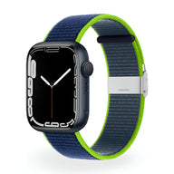 Bracelet Apple Watch en nylon bleu avec bordure verte, fermeture à boucle métallique argentée.