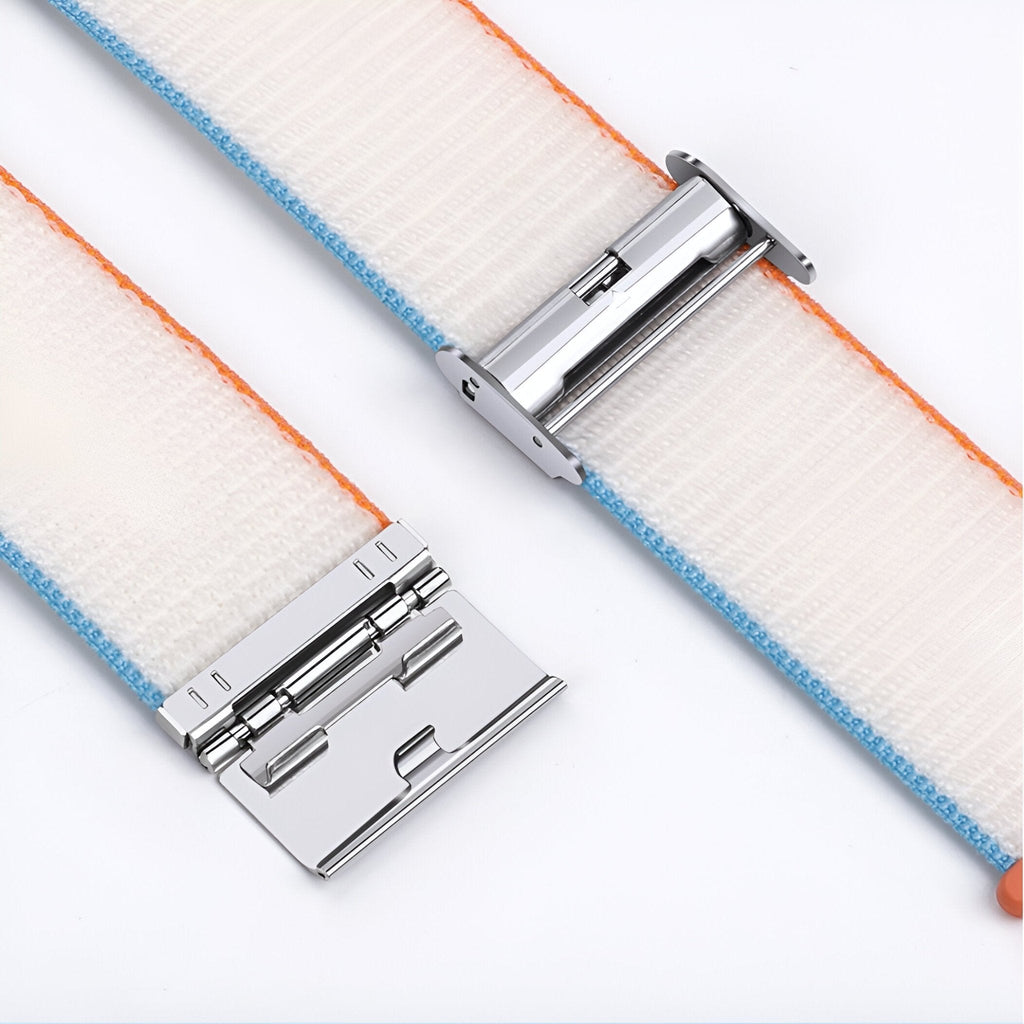 Bracelet Apple Watch nylon beige avec surpiqûres bleu clair et orange, fermoir métal argenté.