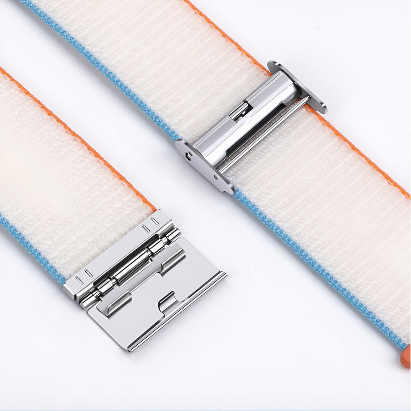 Bracelet Apple Watch nylon beige avec surpiqûres bleu clair et orange, fermoir métal argenté.
