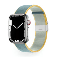 Bracelet Apple Watch en nylon bleu et jaune avec fermeture métallique pour taille 38 à 42 mm.