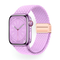 Bracelet Apple Watch en nylon tressé lilas avec boucle dorée, compatible 38 à 42 mm.