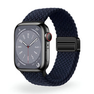 Bracelet Apple Watch en nylon bleu nuit tressé avec fermoir noir pour tailles 38 à 42 mm.