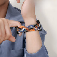 Bracelet Apple Watch nylon tressé orange, bleu, noir et blanc, boucle noire, modèle mixte.