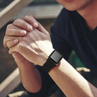 Bracelet Apple Watch en nylon noir, ajustable, style sport et décontracté.