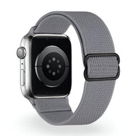 Bracelet Apple Watch en nylon gris clair, boucle noire, style moderne et ajustable.