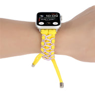 Bracelet Apple Watch Radan en nylon jaune avec tressage rose pastel et fermoir à cordon ajustable.