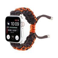 Bracelet Apple Watch en nylon noir et orange tressé avec fermeture ajustable, compatible 38-42 mm.