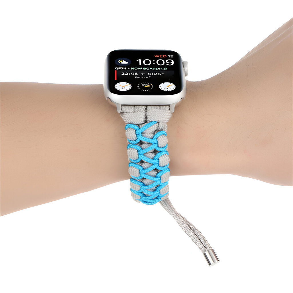 Bracelet Apple Watch en nylon bleu ciel et gris, motif tressé avec cordon ajustable.
