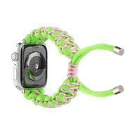 Bracelet Apple Watch en nylon vert fluo avec détails rose pastel et fermoirs métalliques argentés.