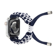 Bracelet Apple Watch en nylon bleu marine avec motifs blancs, style tressé ajustable.