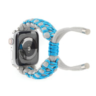 Bracelet Apple Watch en nylon bleu et gris tressé avec fermoir ajustable pour 38 à 42 mm.