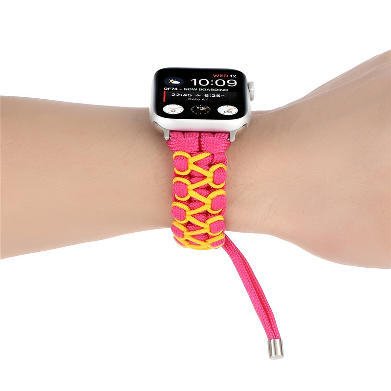 Bracelet Apple Watch en nylon rose avec motifs orange et lacet ajustable en tissu.