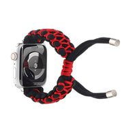Bracelet Apple Watch en nylon noir et rouge tressé ajustable avec embouts métalliques argentés.