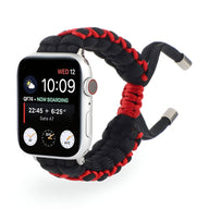 Bracelet Apple Watch en nylon noir avec surpiqûres rouges et fermoir ajustable.