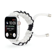 Bracelet Apple Watch en nylon blanc et noir tressé, modèle Radan, ajustable, attaches métalliques argentées.