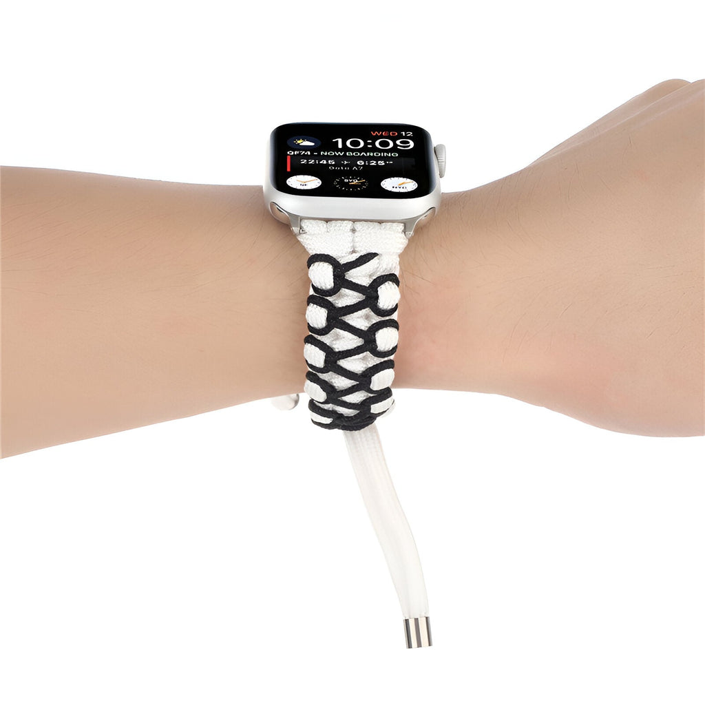 Bracelet Apple Watch en nylon beige avec motifs noirs tressés et fermeture ajustable blanche.