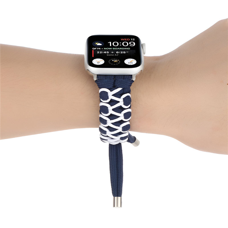 Bracelet en nylon bleu marine et blanc à motifs géométriques pour Apple Watch posé sur un poignet.