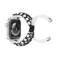 Bracelet en nylon blanc à motifs noirs pour Apple Watch avec fermoir tube métallique.