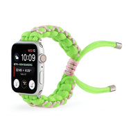 Bracelet Apple Watch nylon tressé vert et rose clair avec attaches métalliques argentées.