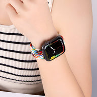 Bracelet Apple Watch en nylon multicolore tressé, style Jax, porté sur un poignet féminin.