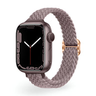 Bracelet Apple Watch en nylon tressé taupe avec boucle dorée rose pour femme.