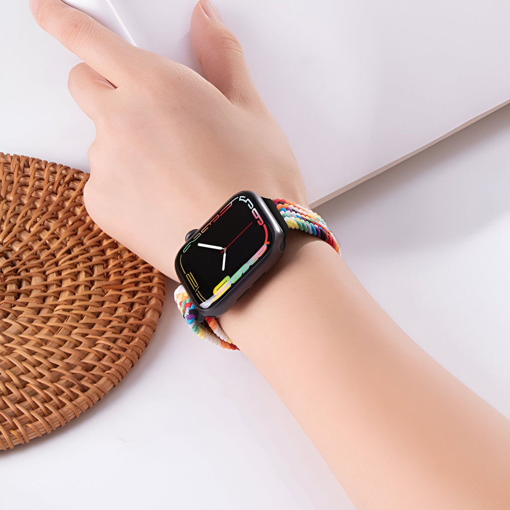 Bracelet Apple Watch en nylon multicolore, modèle Jax, porté au poignet féminin, boucle tressée.