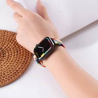 Bracelet Apple Watch en nylon multicolore, modèle Jax, porté au poignet féminin, boucle tressée.