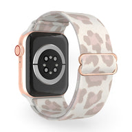 Bracelet Apple Watch en nylon rose clair à motif camouflage beige, boucle métallique rose doré.