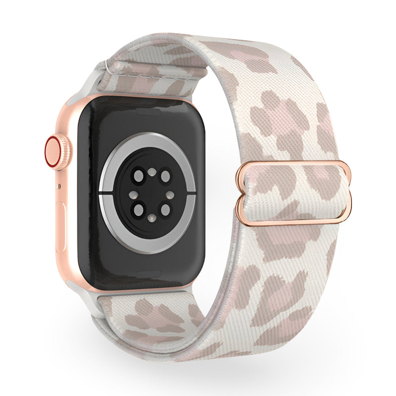 Bracelet Apple Watch en nylon rose clair à motif camouflage beige, boucle métallique rose doré.