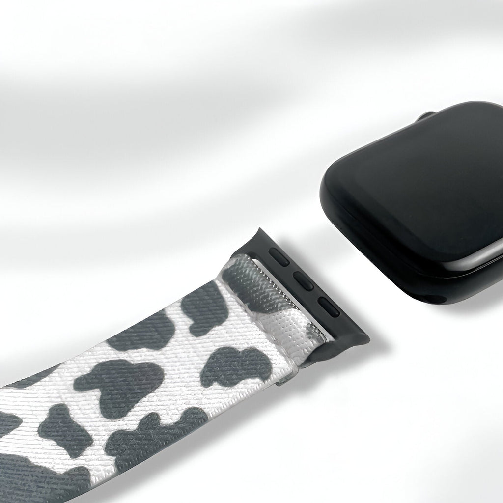 Bracelet Apple Watch en nylon avec motif taches noir et gris, connecteur noir.