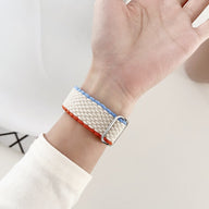 Bracelet Apple Watch en nylon blanc à motifs bleu clair et rouge, boucle argentée, pour femme.