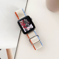 Bracelet Apple Watch en nylon blanc pour femme avec liseré bleu et boucle argentée.
