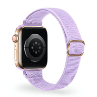 Bracelet Apple Watch en nylon tissé lavande avec boucle dorée modèle Azura pour femme.