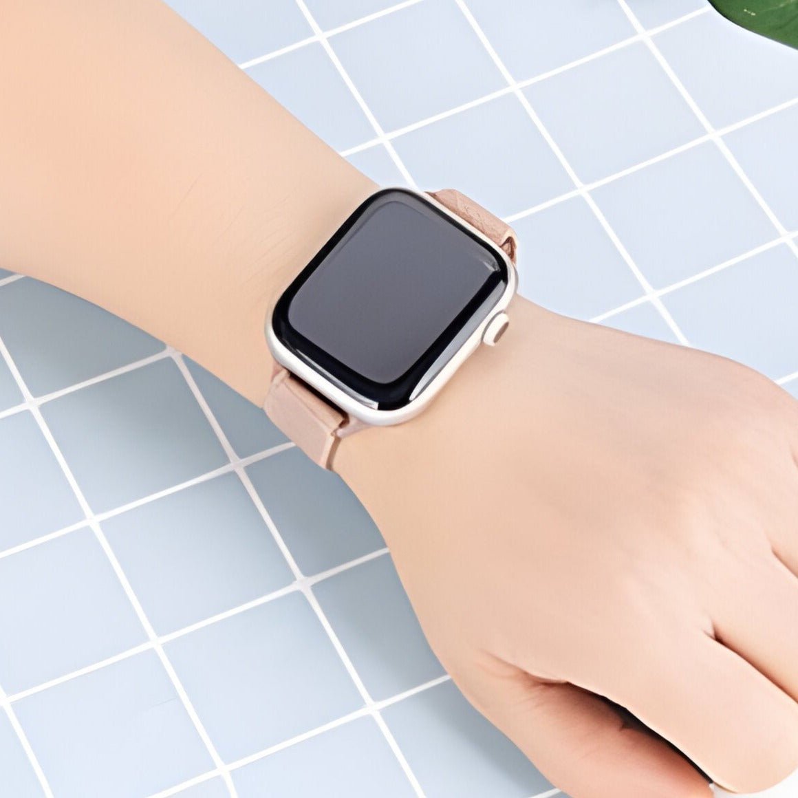 Bracelet Apple Watch en nylon tissé rose clair, modèle Azura, porté au poignet féminin.