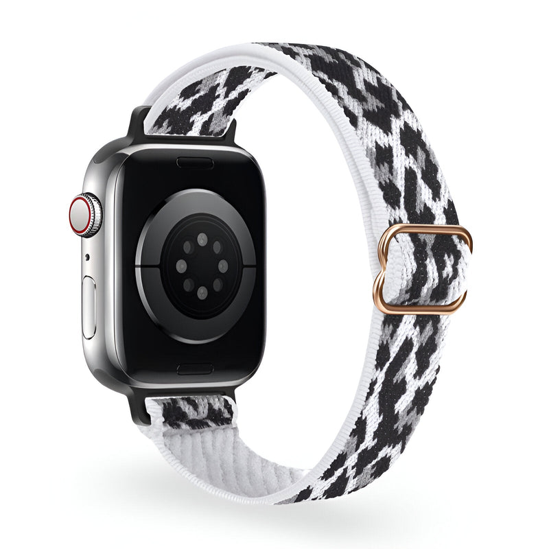 Bracelet Apple Watch nylon tissé motif léopard blanc avec boucle métallique dorée.
