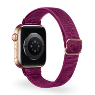 Bracelet Apple Watch en nylon tissé violet pour femme, boucle métallique dorée.