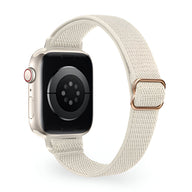 Bracelet Apple Watch en nylon tissé beige clair avec boucle métallique rose doré.